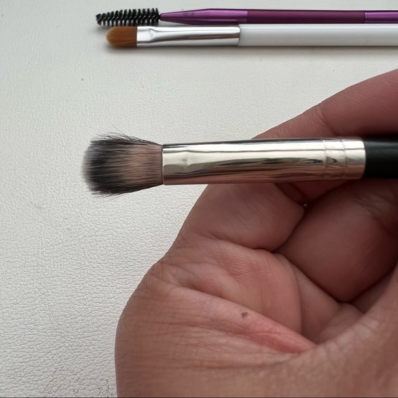 Set of 4 eye brushes-MAC 234, MAC 252SE, Sonia Kashuk 110,RT angled brow/spoolie - Picture 4 of 13